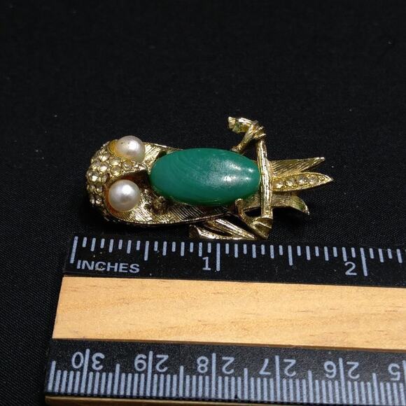 Vintage Owl Brooch, Green Lucite Body Clear Rhinestones, Mid-Century, Faux Pearl - Picture 7 of 10